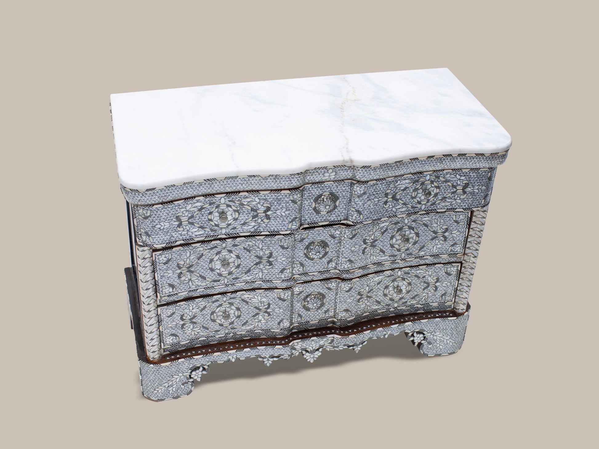 Chest of Drawers Covered - Mother pearl